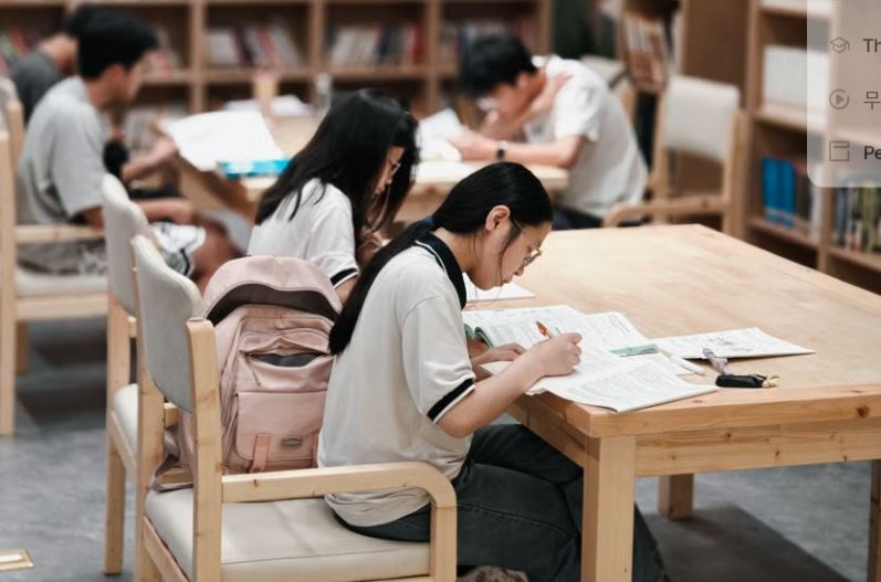 함께 공부하는 학생들